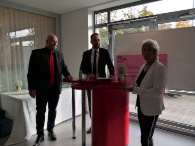 Unsere Vorsitzende Renita Engel stellt unsere Projekte vor; v.li. Bürgermeister Christof Sellen, Leiter der Stadtwerke Julian Wollscheidt